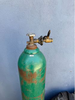 Empty balloon tank with valves
