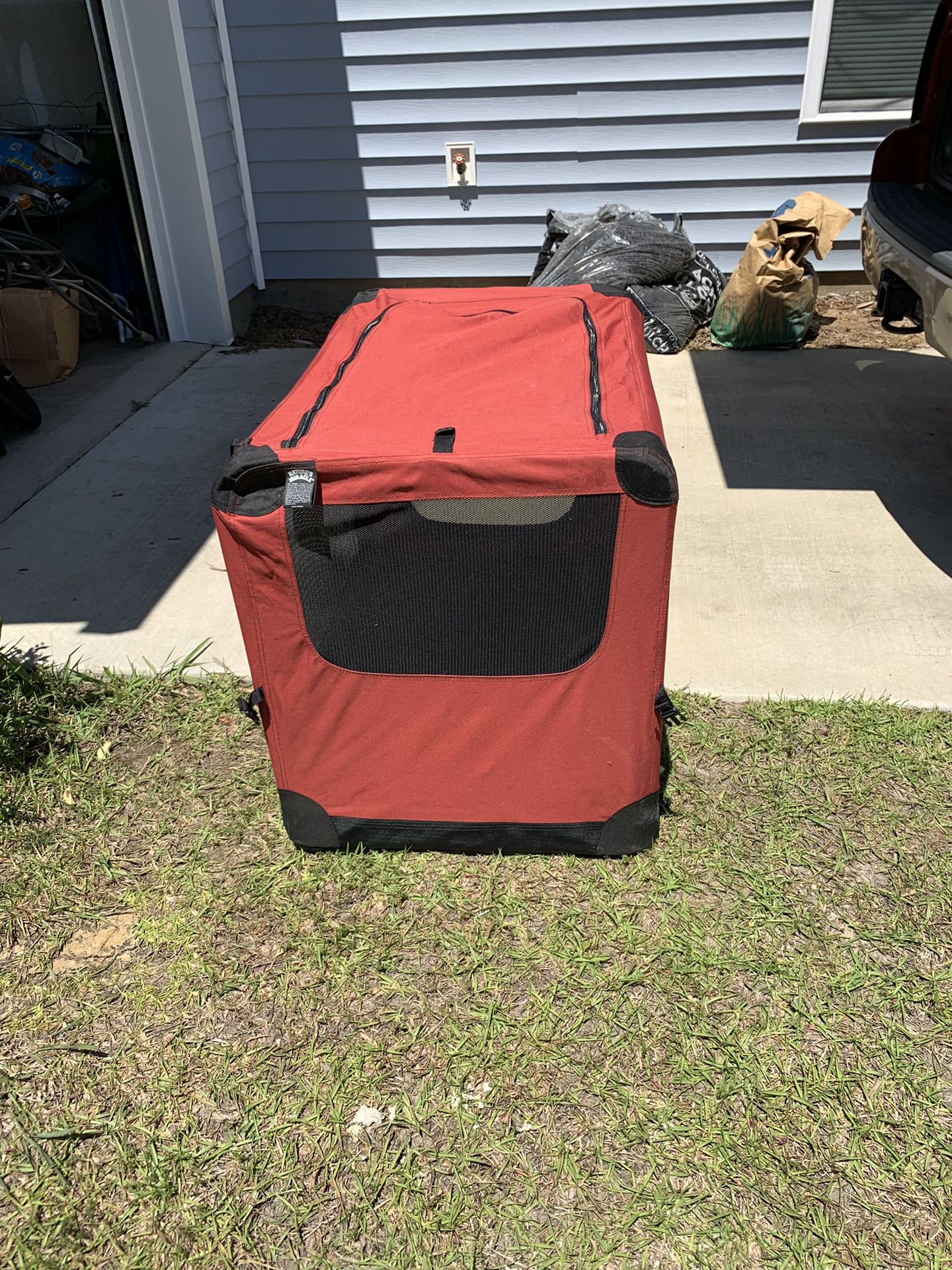 Collapsible dog kennel/carrier