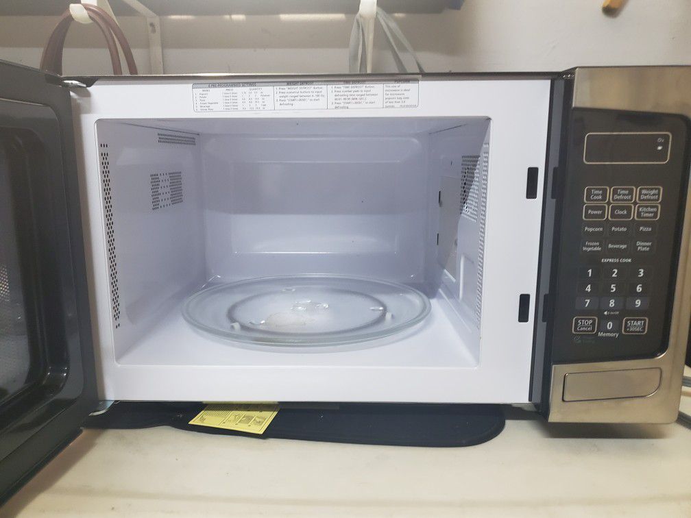 Brand new Insignia microwave