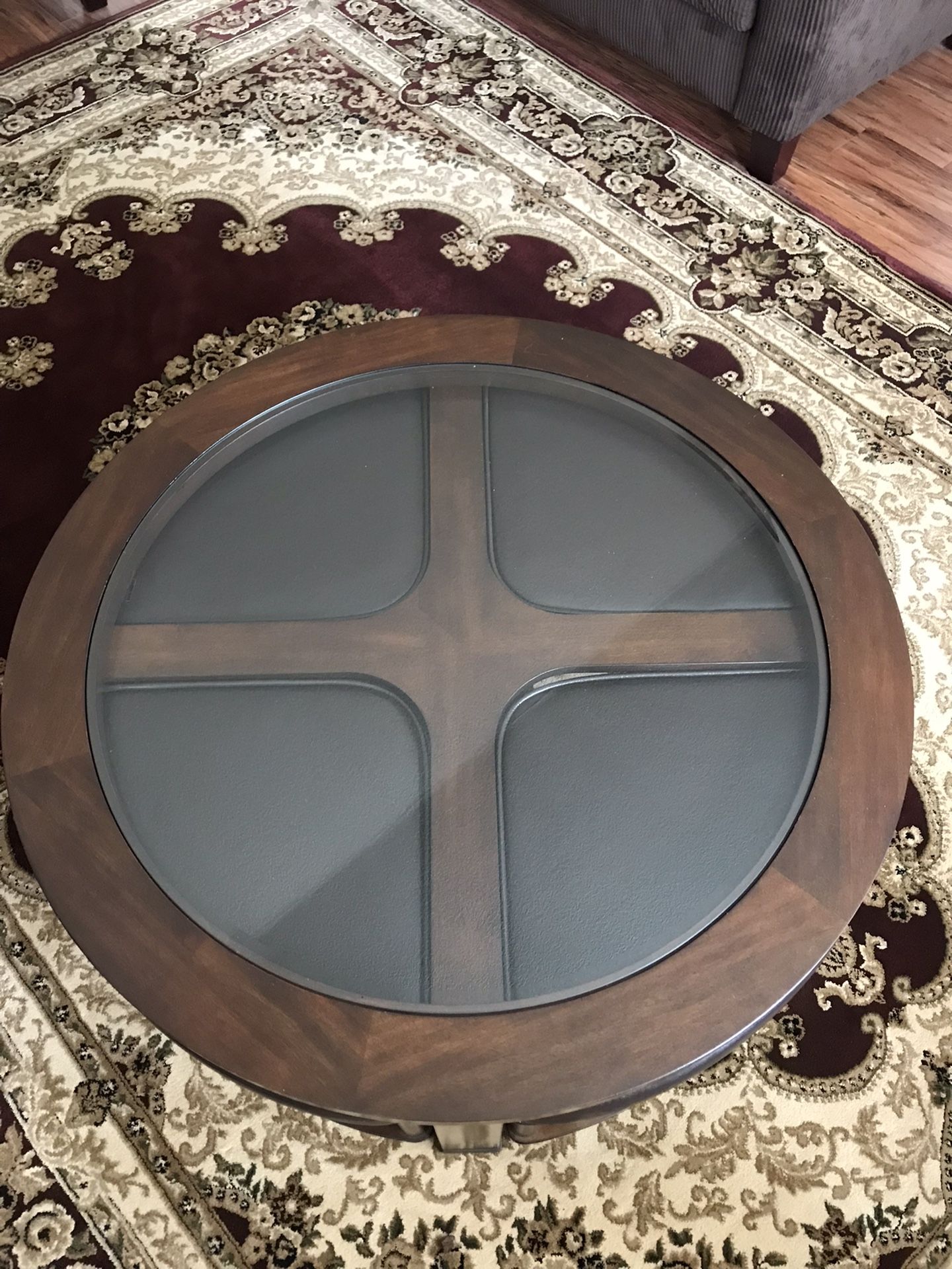 Round Coffee/ Cocktail Table With Nested Stools