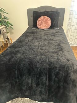 Black/ White comforter with pillow case( circle flower pillow not included)
