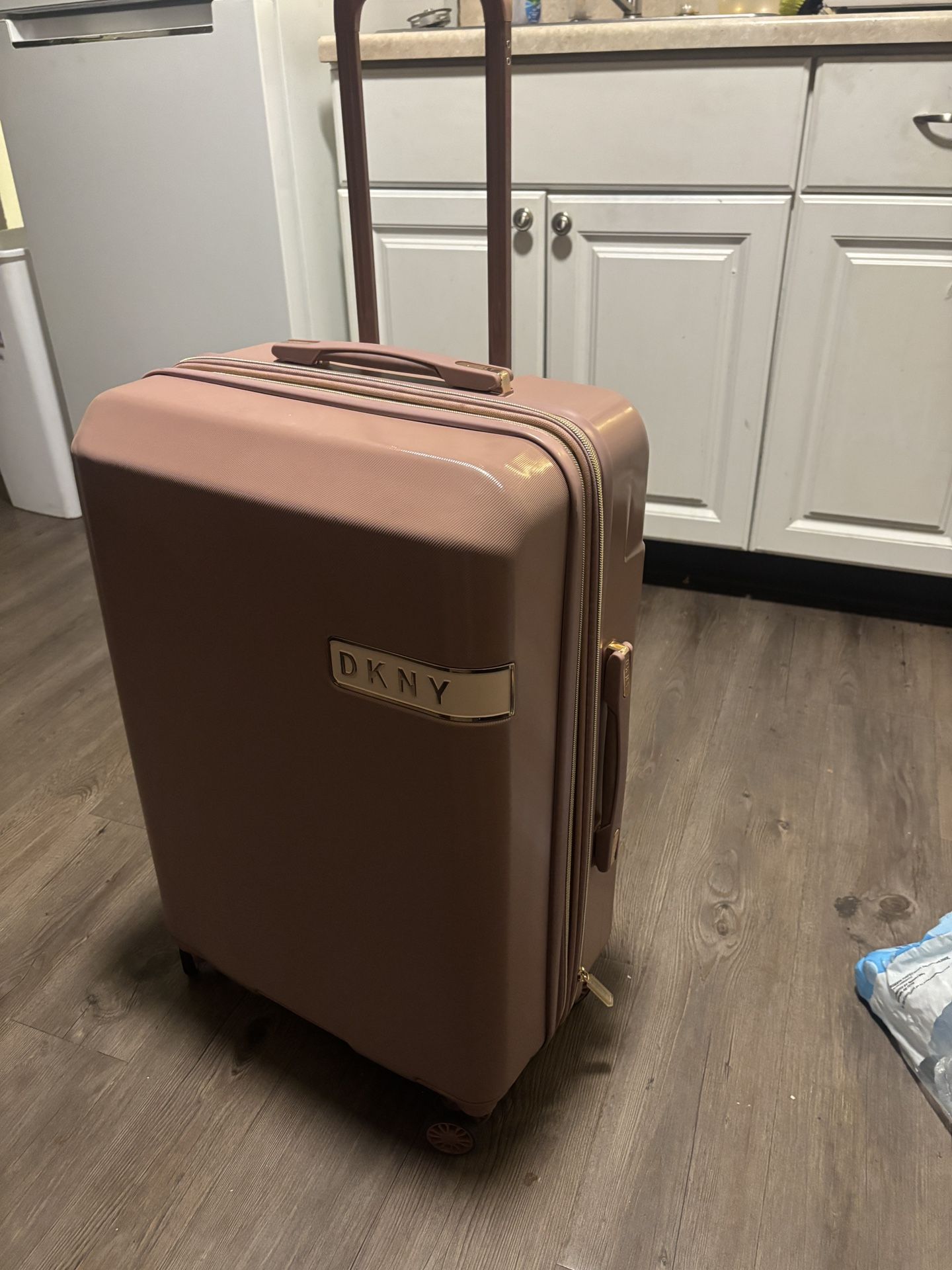 DKNY Clean Cut Large Check-in Spinner