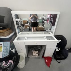 Vanity desk With Mirror 