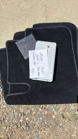 2022 Tesla Model S floor mats and license plate holder