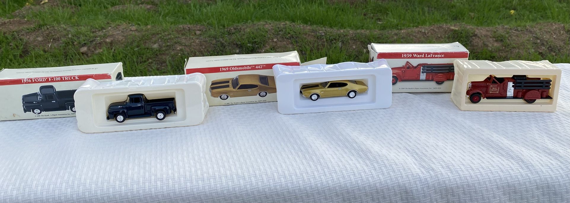 Readers digest 2001 diecast car collection(unique, stocking stuffers)