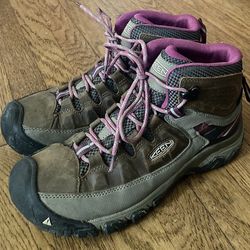WOMENS KEEN HIKING BOOTS