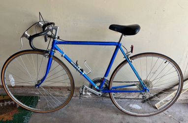 Vintage 1980s Miyata 1024 road bike.
