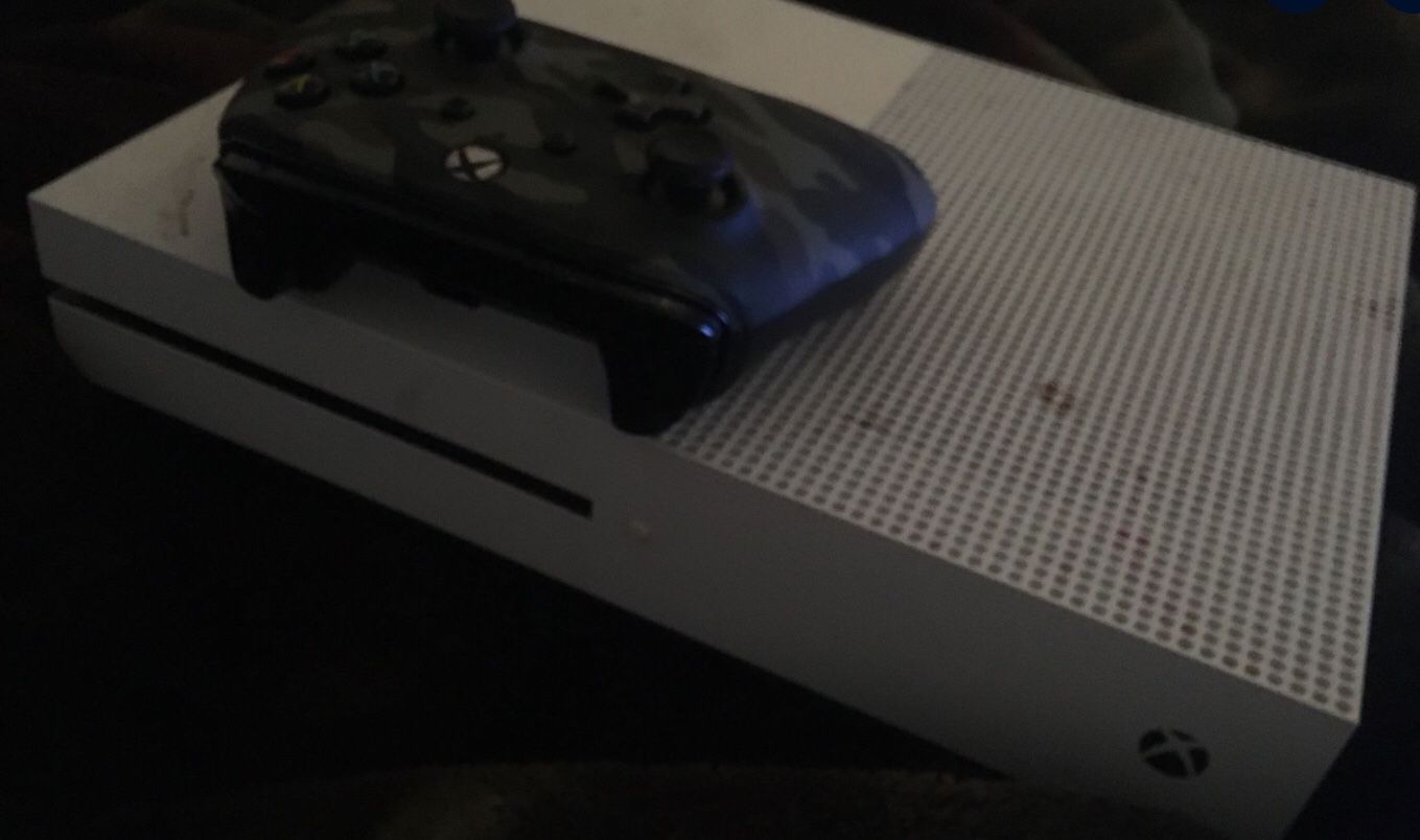 Xbox One X With One Controller