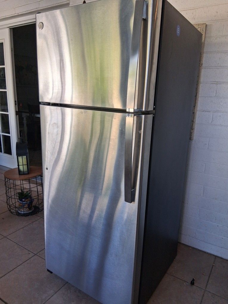 G E Refrigerator 17.5 Cu Ft