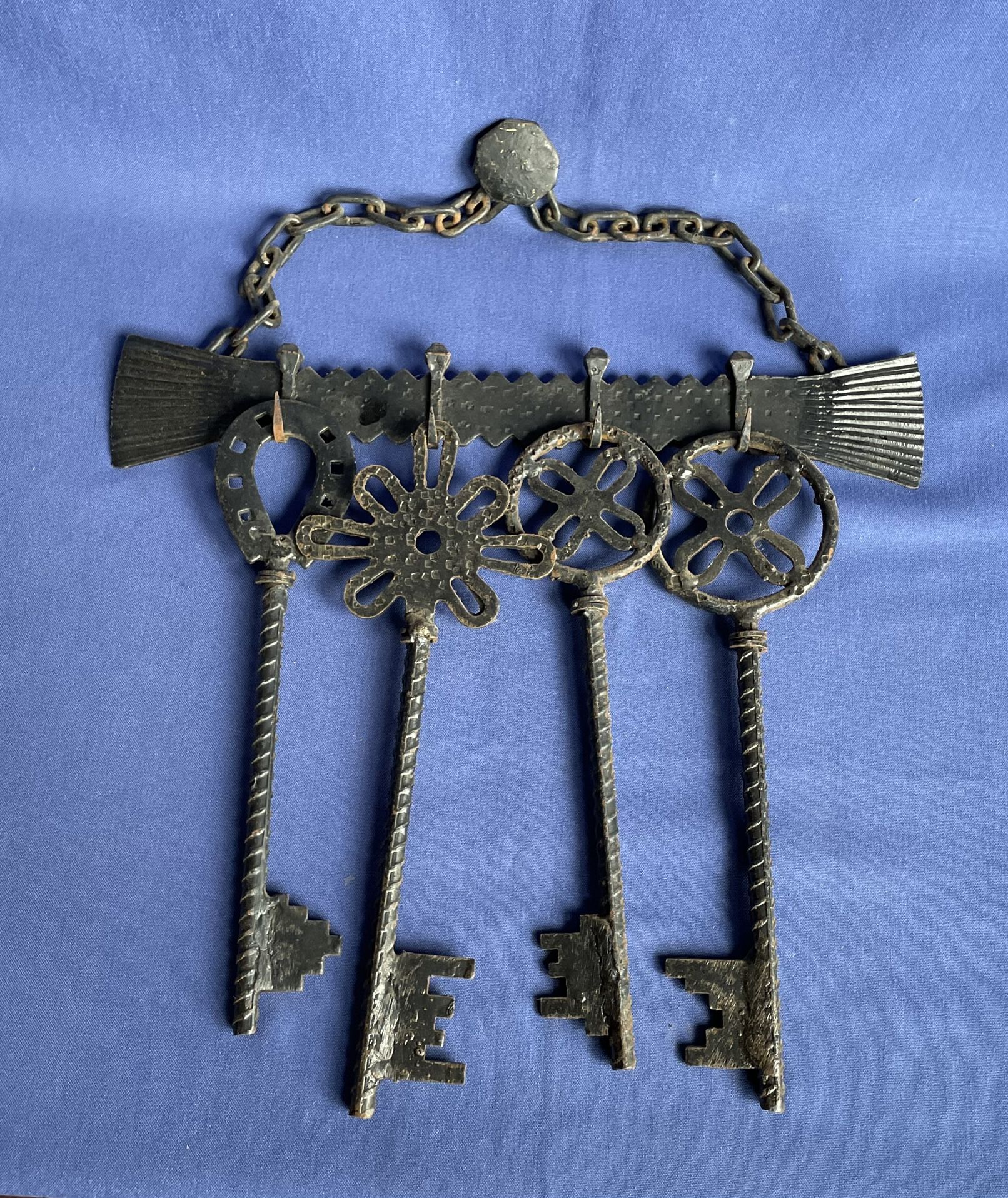 Vtg Wall Mount Cast Iron Metal Key Holder With 4 Hooks Skeleton Keys Made Spain