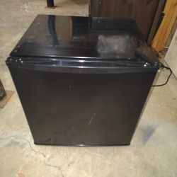 Mini Fridge 1.7 Cu Ft – Walmart – Works Perfect – Clean
