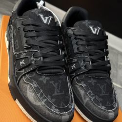Black Trainers 