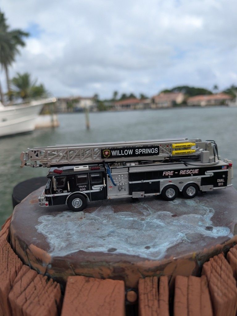 Rare Willow Springs Code 3 Platform Fire Truck 1/64 Scale Missing Front Bucket