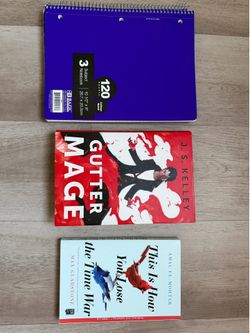 📚 Sci-fi/fantasy books + notebooks