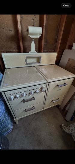 Very cool vintage stove yes, it works gas