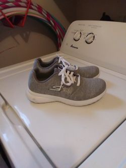 New Never Worn Skechers Womens Sz 7. And Half Silver Sparkle GOGO Max