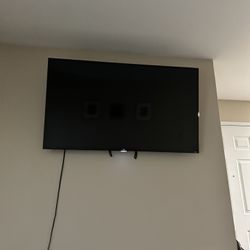 55 Inch Roku & Wall Mount 