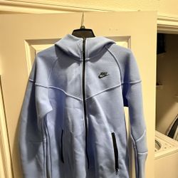 Nike Women’s Tech Size M