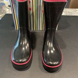 Pluie Pluie Solid Black Double Bow Rain Boot, Size 1 New In Box  Solid choice for style, with double bows as a nicely added touch at the back.  City a