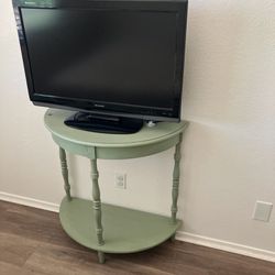 Tv With Remote & Olive Green Console Table / TV Stand / Sofa Table