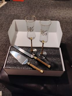 Mr & Mrs Wedding Champagne Flutes and Cake Knife Server Set Gold