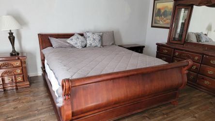 Beautiful California King  4 pc bedrm set