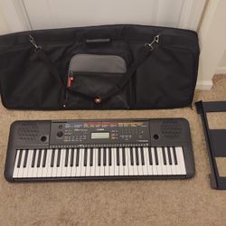 Yamaha PSR E263 Portable 61-Key Keyboard with Roadrunner Case