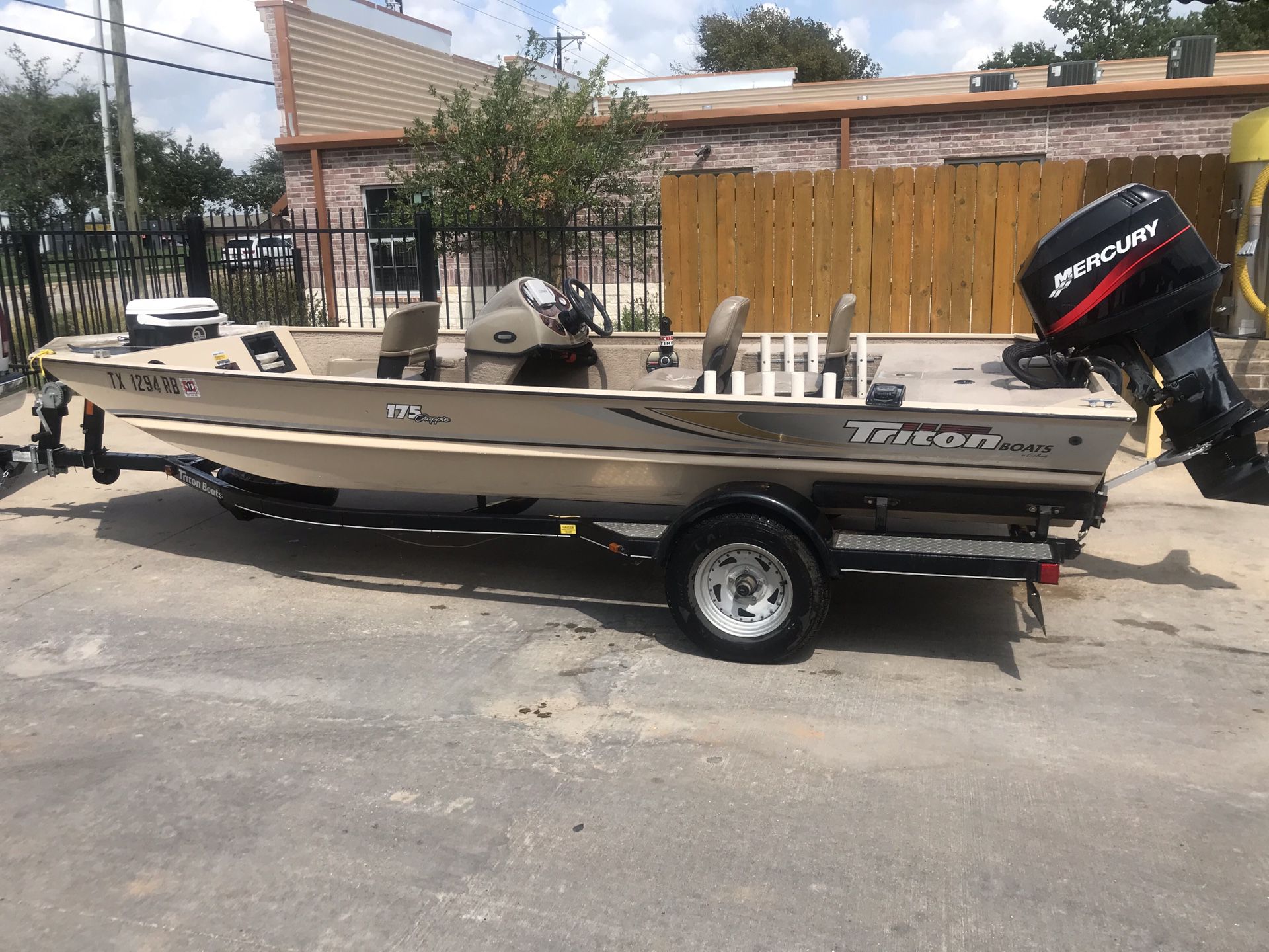 2003 triton 175 aluminum bass boat with 50hp mercury engine runs great and looks great