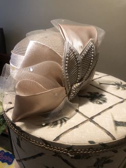 Beautiful ladies beige dress hat (New)