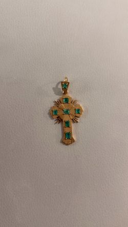 Dije en oro 18k con esmeraldas