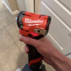 Milwaukee M12 3/8 Stubby Impact Driver With Battery And Charger