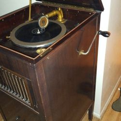 1800's Beautiful Record Playing 