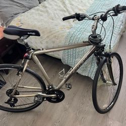 HYBRID Trek Bicycle 22.5" Or 57cm
