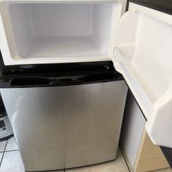 Insignia Refrigerator 