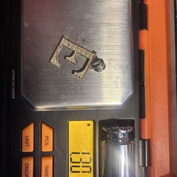 10k Gold E pendant 