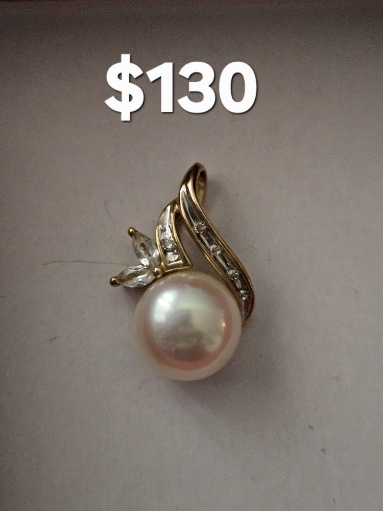Pearl Pendant Necklace
