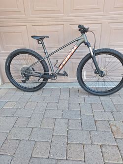 TREK MARLIN 5 GEN 3 MOUNTAIN BIKE 27.5 INCH 1 X 9 SPEED( SMALL)
