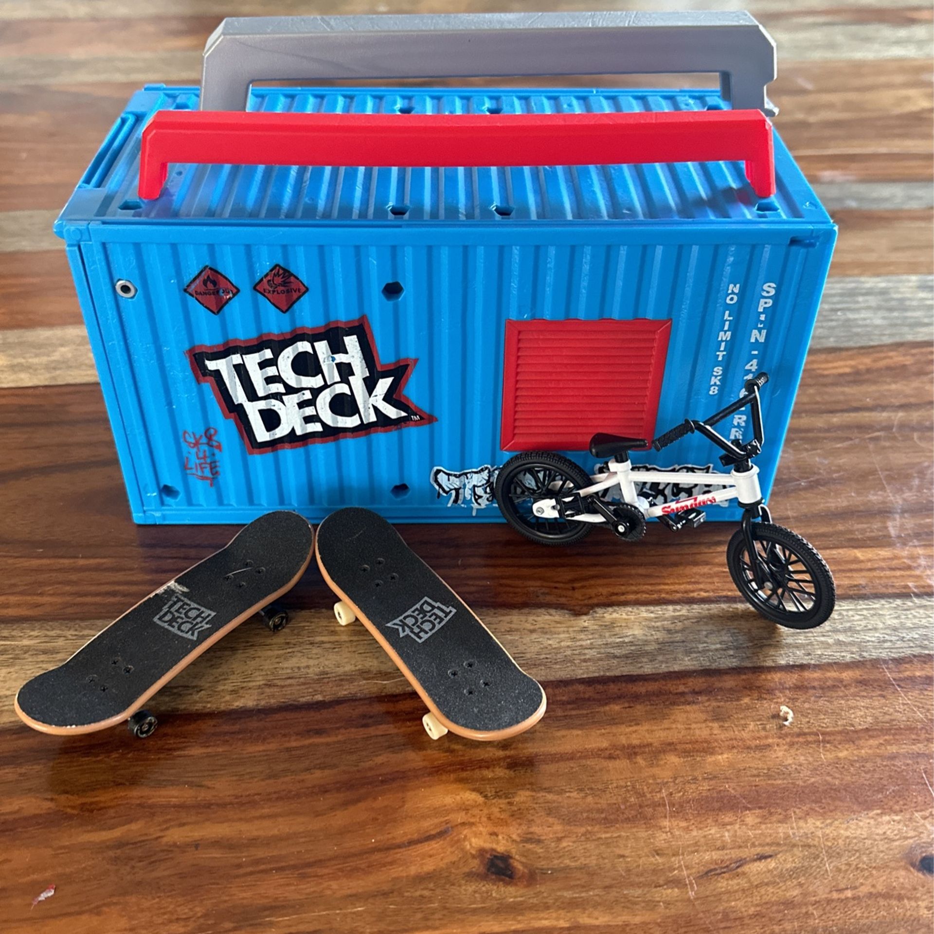 Tech Deck Skatepark With Ramps