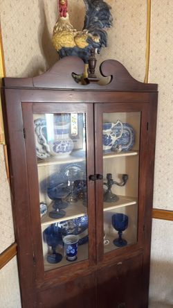 Corner cabinet