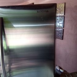 Samsung Refrigerator $280