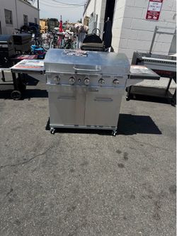 Members mark Original 36" 5-Burner propane Gas Omnivorous Outdoor Griddle with Lid and Folding Side Shelves $300