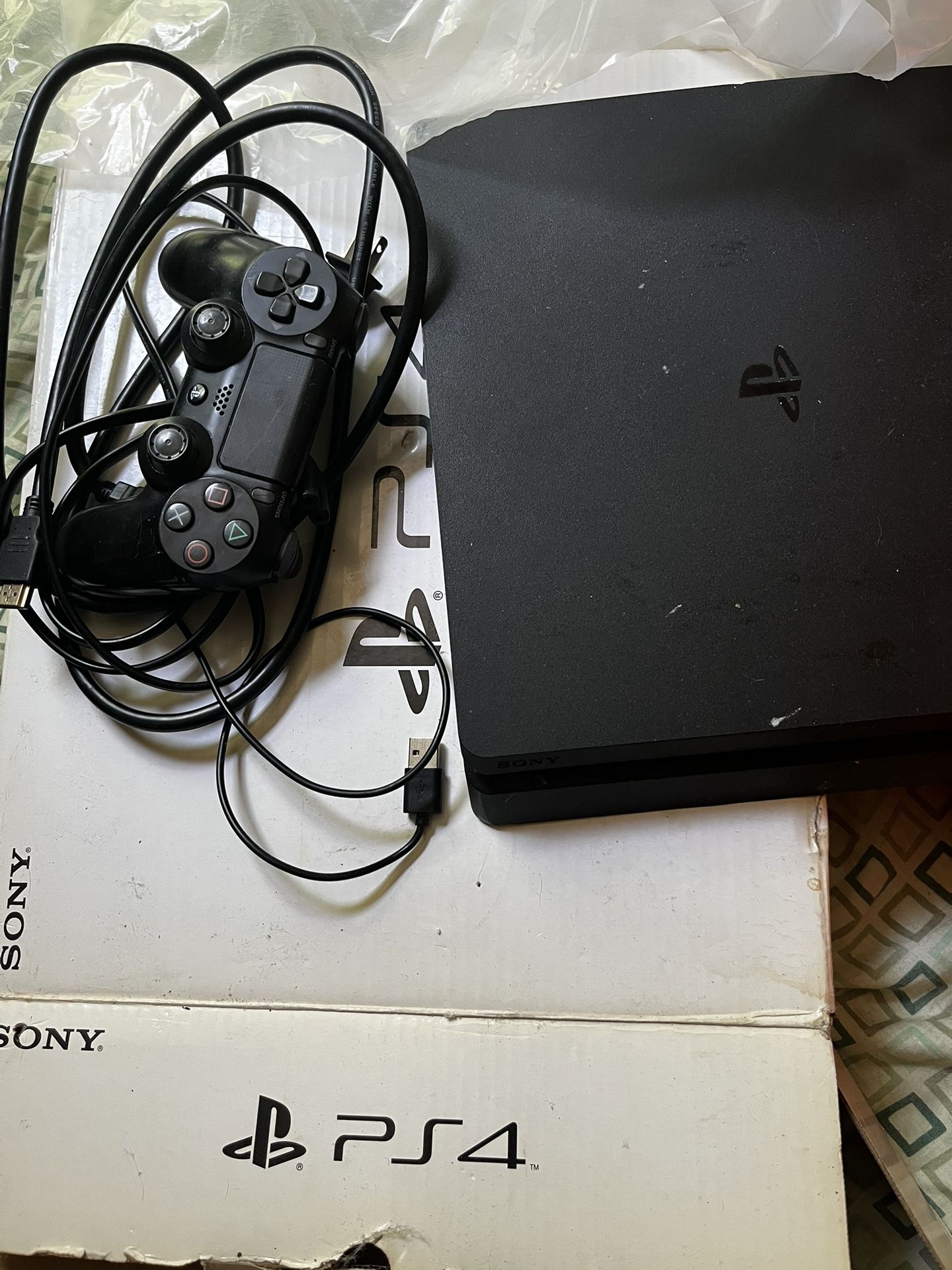 PS4 Slim 