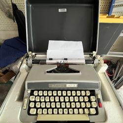 Vintage working 1960s manual typewriter Montgomery Ward Signature 513 w/case & key Excellent condition 