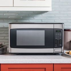 GE Counter Top Microwave Oven / 1.1 Cu. Ft.