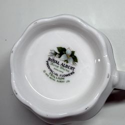 4 gold trimmed traditional tea cups