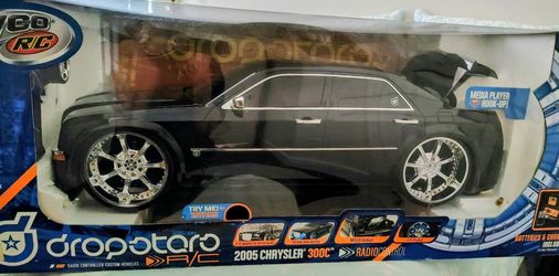 COLLECTOR - NEVER OPENED. 2005 CHRYSLER 300C - Radio Controlled Custom Vehicle - Vintage 2005. 30x12x9