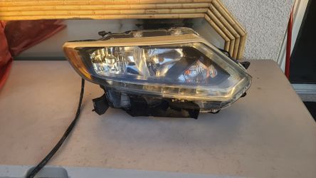 2014 - 2016 NISSAN ROGUE RIGHT HEADLIGHT PASSENGER SIDE HALOGEN GENUINE USED OEM.  DD5