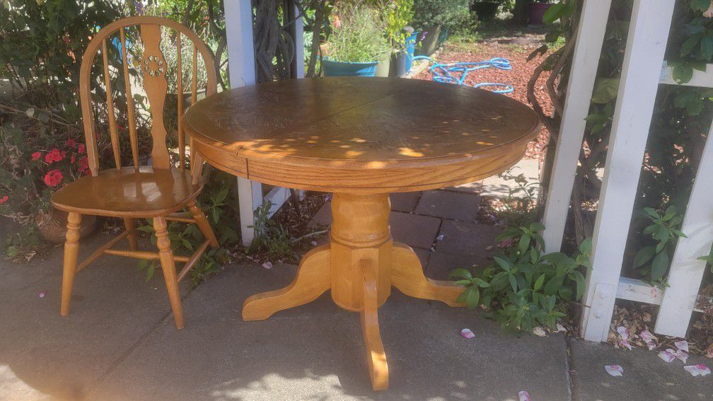 Curb Alert FREE Solid Wood Table And Chairs