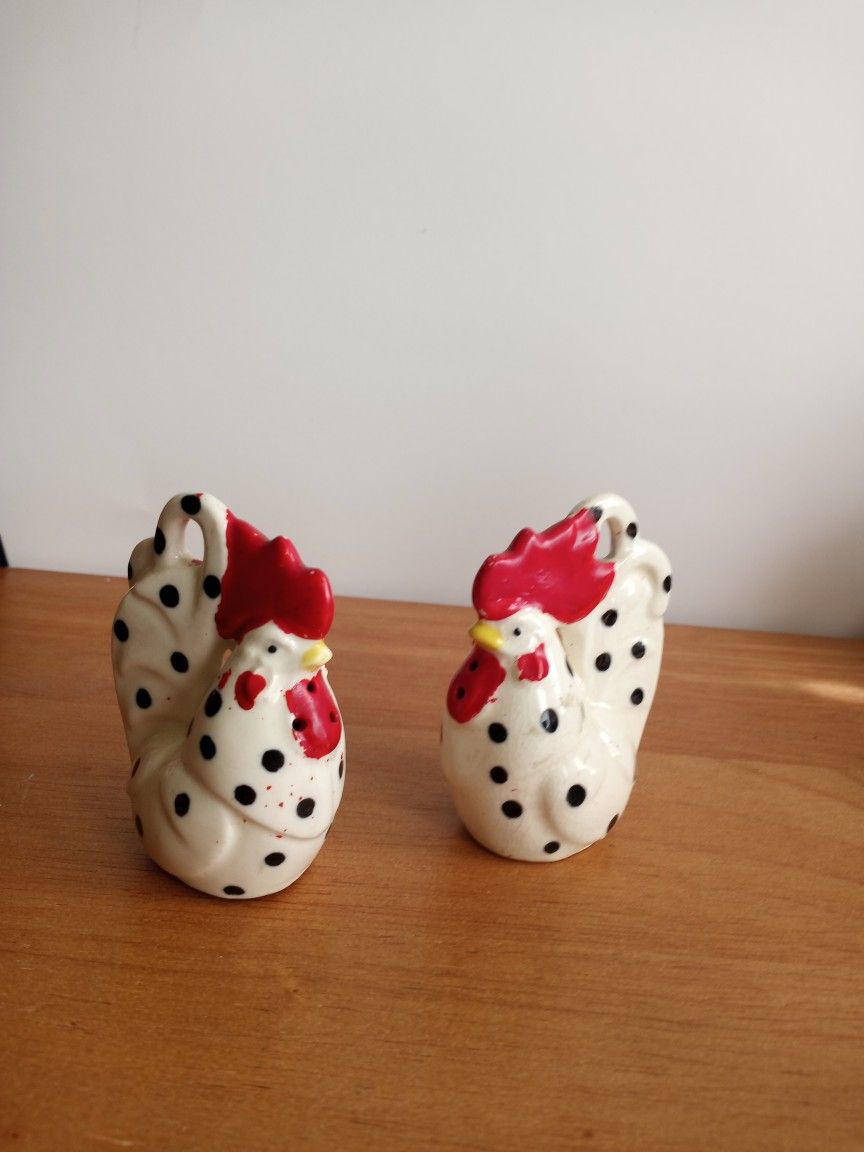 Hen And Rooster Salt And Pepper Shakers