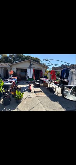 Huge multifamily garage sale